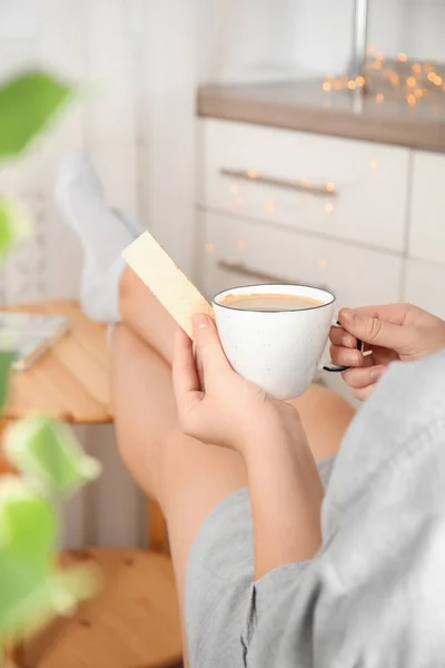 Mujer Tomando Deliciosa Oblea Café Para Desayuno Interior Primer Plano — Foto de Stock