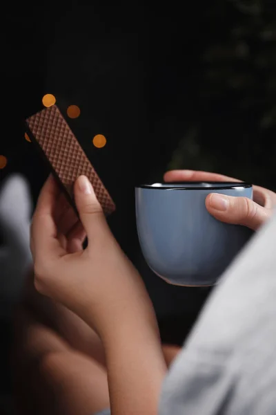 Vrouw Met Wafel Koffie Donkere Achtergrond Close Vroeg Ontbijt — Stockfoto