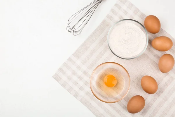 Ponga Composición Plana Con Huevos Crudos Otros Ingredientes Mesa Blanca — Foto de Stock
