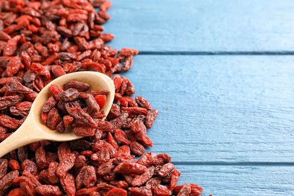 Buah Goji Kering Meja Kayu Biru Pemandangan Atas Ruang Untuk — Stok Foto