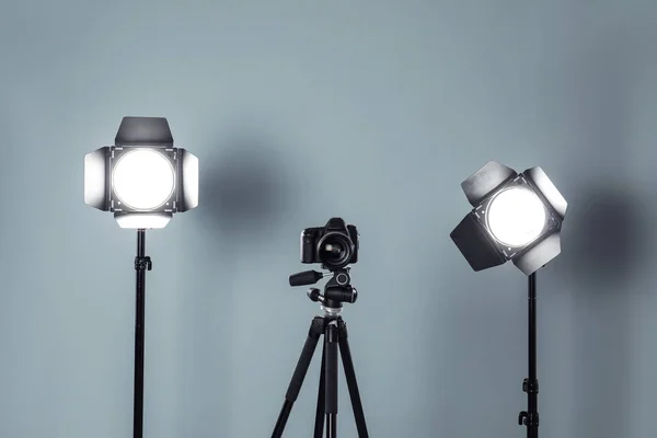 Videocámara Profesional Equipo Iluminación Sobre Fondo Gris —  Fotos de Stock