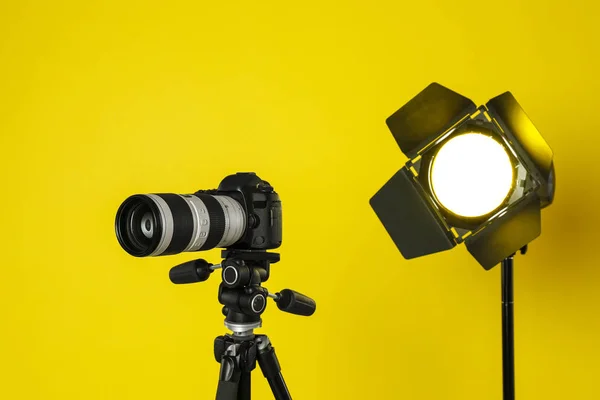 Professional Video Camera Lighting Equipment Yellow Background — Stock Photo, Image