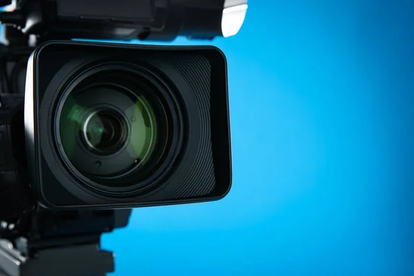 Caméra Vidéo Professionnelle Sur Fond Bleu Gros Plan Espace Pour — Photo