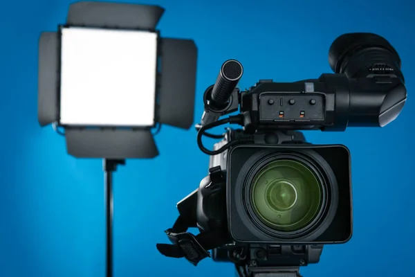 Professional Video Camera Lighting Equipment Blue Background Closeup — Stock Photo, Image