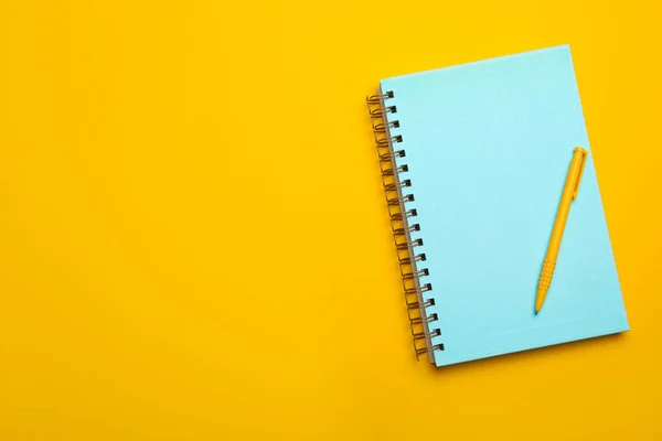 Notebook Azzurro Penna Sfondo Giallo Vista Dall Alto Spazio Testo — Foto Stock