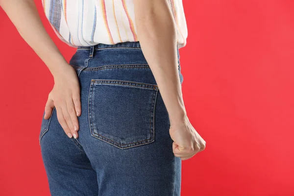 Mulher Que Sofre Hemorróidas Fundo Vermelho Close — Fotografia de Stock