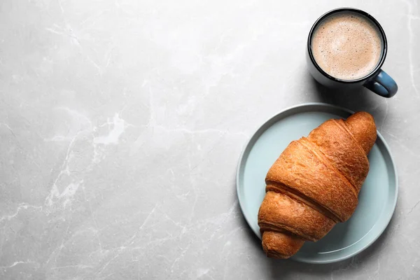 Frisches Croissant Und Kaffee Auf Hellgrauem Marmortisch Flach Gelegt Raum — Stockfoto