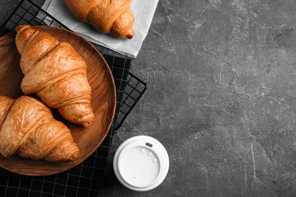 Friss Croissant Ital Szürke Asztalon Lapos Tojással Szöveg Helye — Stock Fotó