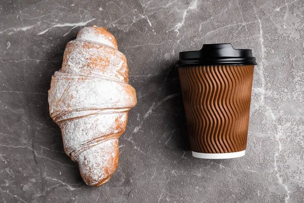 Leckeres Croissant Und Getränk Auf Braunem Marmortisch Flache Lage — Stockfoto