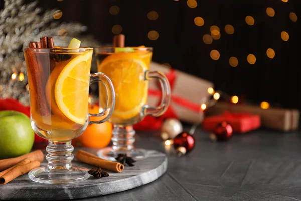 Vino Blanco Aromático Con Especias Sobre Mesa Gris Contra Luces — Foto de Stock