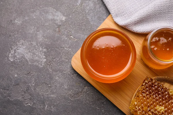 Schmackhafter Aromatischer Honig Auf Grauem Tisch Flach Gelegt Raum Für — Stockfoto