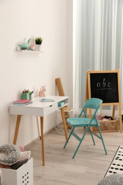 Moda mobilyaları olan modern çocuk odası.
