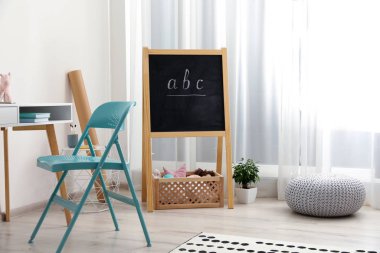 Moda mobilyaları olan modern çocuk odası.