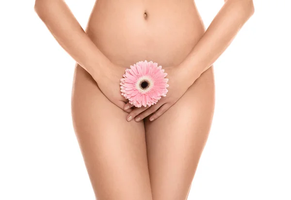 Donna Con Gerbera Che Mostra Pelle Liscia Sfondo Bianco Primo — Foto Stock