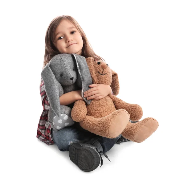 Petite fille mignonne avec des jouets sur fond blanc — Photo