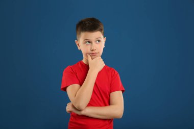 Mavi arka planda duygusal reşit olmayan çocuk portresi