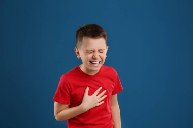 Mavi arka planda duygusal reşit olmayan çocuk portresi
