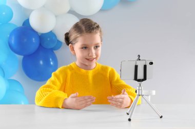 Masada video kaydeden şirin küçük blogger.