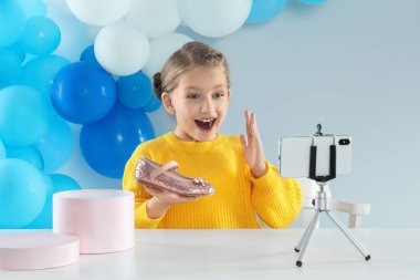 Masada ayakkabı kaydı videosu olan heyecanlı küçük blogcu