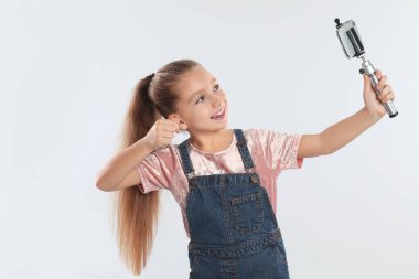 Beyaz arkaplanda video kaydeden sevimli küçük blogger