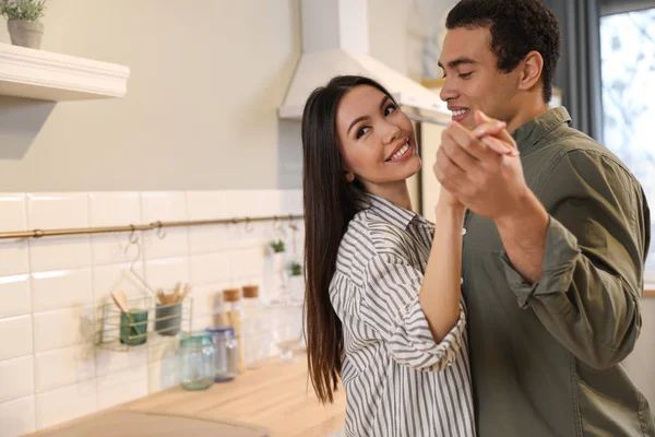 Adorável jovem casal interracial dançando em casa. Espaço para texto — Fotografia de Stock