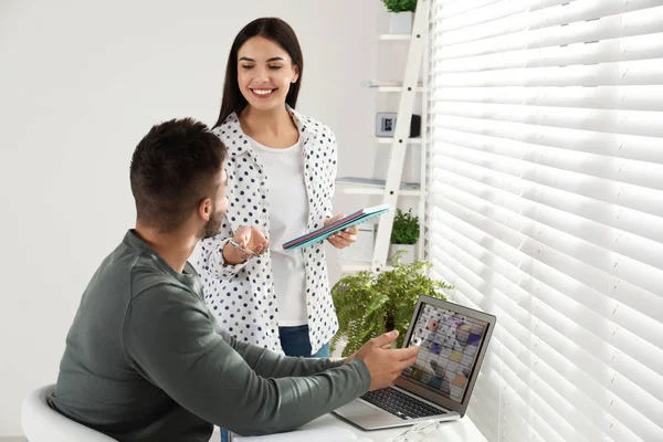 Colleghi che lavorano con l'app calendario sul computer portatile in ufficio — Foto Stock