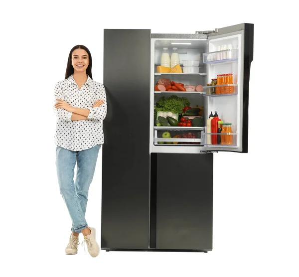 Молодая Женщина Возле Открытого Холодильника Белом Фоне — стоковое фото