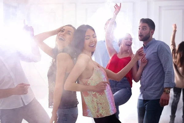 Een paar gelukkige vrienden dansen op het feest. — Stockfoto