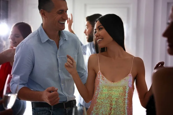 Adorável jovem casal dançando juntos na festa — Fotografia de Stock