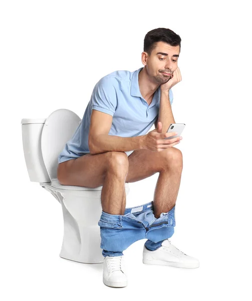 Homme Émotionnel Avec Smartphone Assis Sur Bol Toilette Fond Blanc — Photo