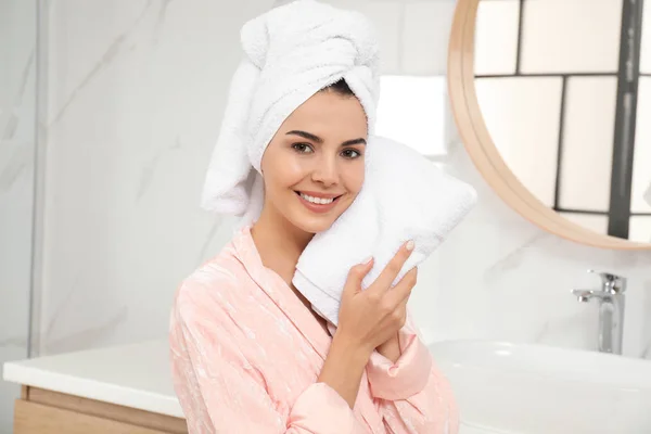 Młoda Kobieta Wycierająca Twarz Ręcznikiem Łazience — Zdjęcie stockowe