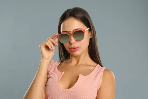 Mulher Bonita Usando Óculos Sol Fundo Cinza — Fotografia de Stock