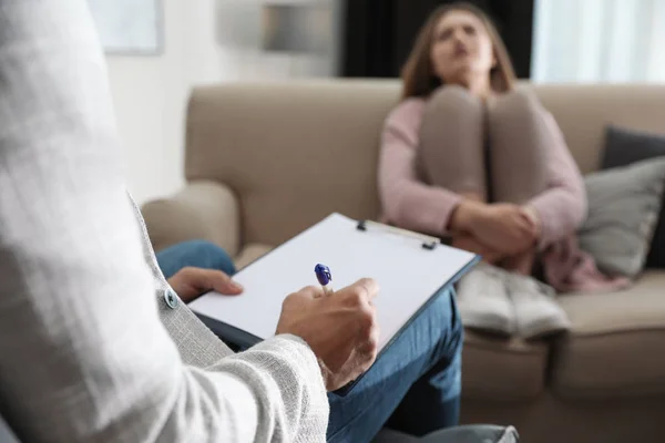 Psicoterapeuta profesional y paciente en consultorio, se centran en han —  Fotos de Stock