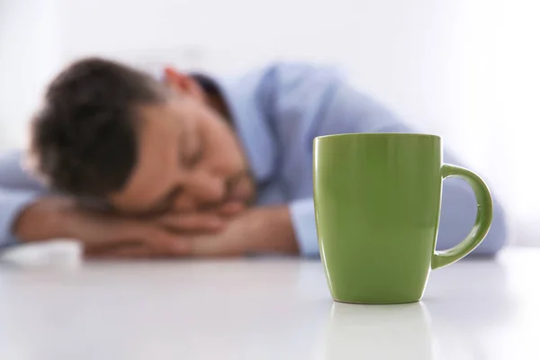 Hombre durmiendo en casa por la mañana, se centran en la taza — Foto de Stock