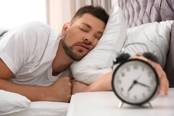 Schöner Mann, der morgens zu Hause schläft — Stockfoto