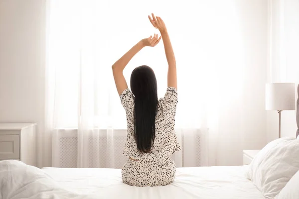 Jeune femme qui se réveille à la maison. Lazy matin — Photo