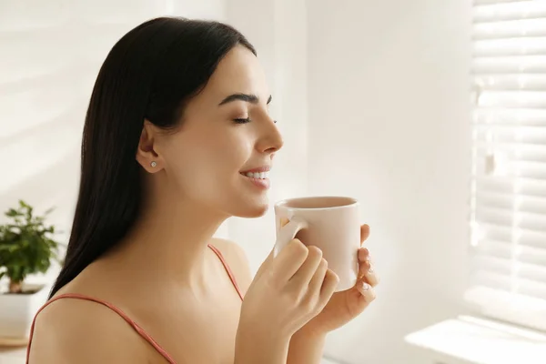 Mujer con taza de té en el dormitorio. Mañana perezosa —  Fotos de Stock