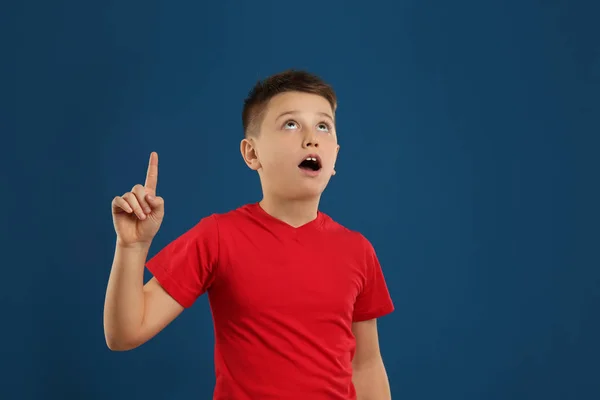 Retrato de niño preadolescente emocional sobre fondo azul —  Fotos de Stock