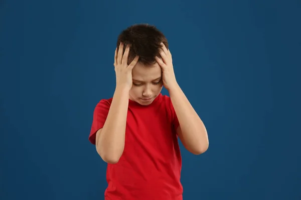 Retrato de niño preadolescente emocional sobre fondo azul — Foto de Stock