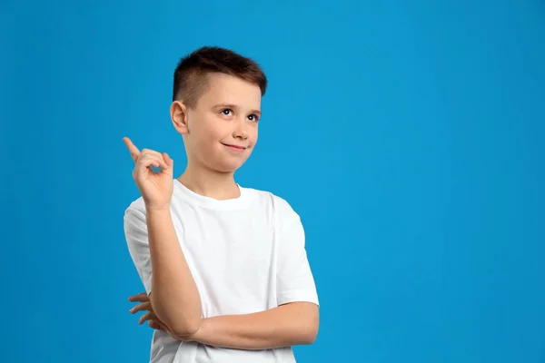 Retrato de niño preadolescente sobre fondo azul claro, espacio para texto —  Fotos de Stock