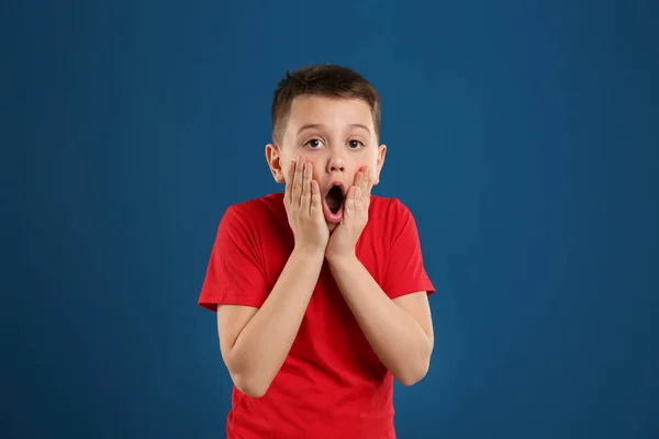 Portret van emotionele tiener jongen op blauwe achtergrond — Stockfoto