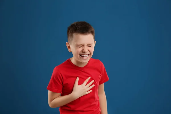 Ritratto di ragazzo preadolescente emotivo su sfondo blu — Foto Stock