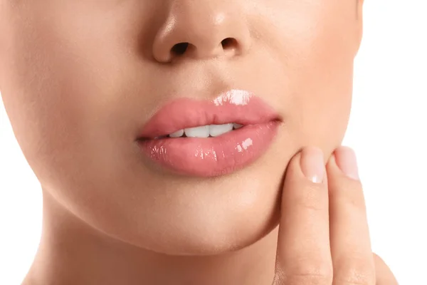 Mujer Joven Con Hermosos Labios Llenos Sobre Fondo Blanco Primer — Foto de Stock