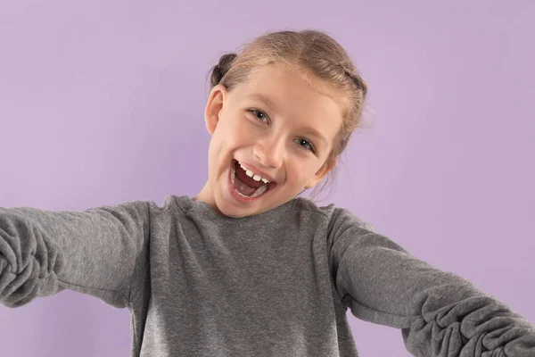 Pequeño Blogger Emocionado Grabando Video Sobre Fondo Violeta — Foto de Stock