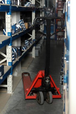 Modern toptan satış mağazası içi palet krikosu ile