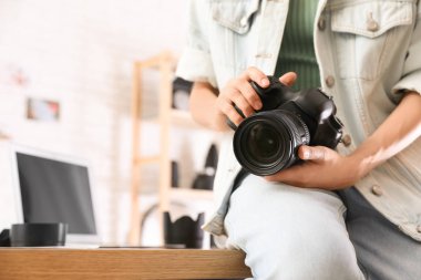 Ofiste çalışan profesyonel fotoğrafçı, yakın plan.