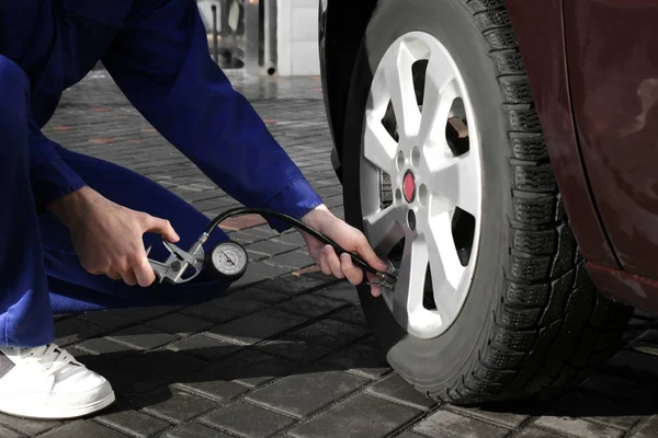 Controlul Mecanic Presiunii Aerului Din Anvelope Service Auto Closeup — Fotografie, imagine de stoc