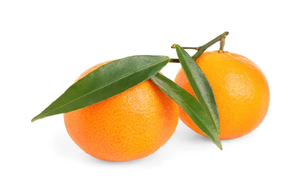 新鲜成熟的多汁橘子，在白色上被分离出来 — 图库照片