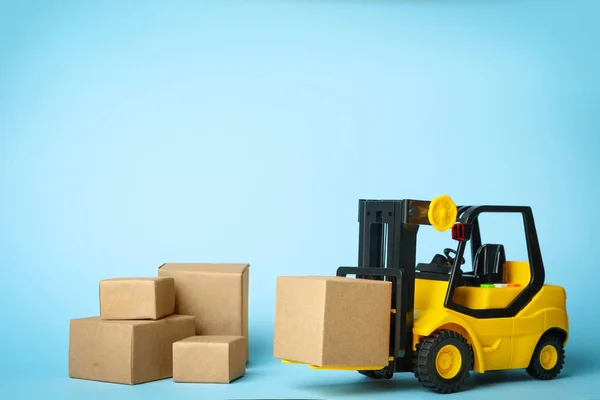 Spielzeuggabelstapler Mit Kisten Auf Blauem Hintergrund Logistik Und Großhandelskonzept — Stockfoto