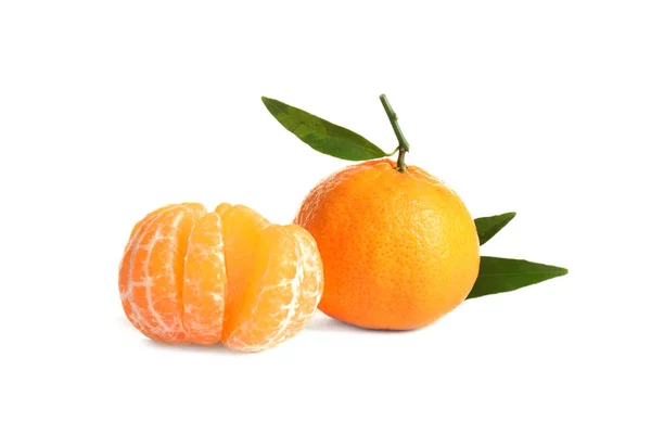 Mandarines juteuses fraîches mûres isolées sur blanc — Photo